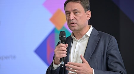 Georg Eisenreich gibt die Verlängerung der Initiative «Justiz und Medien - konsequent gegen Hass» bekannt. / Foto: Malin Wunderlich/dpa