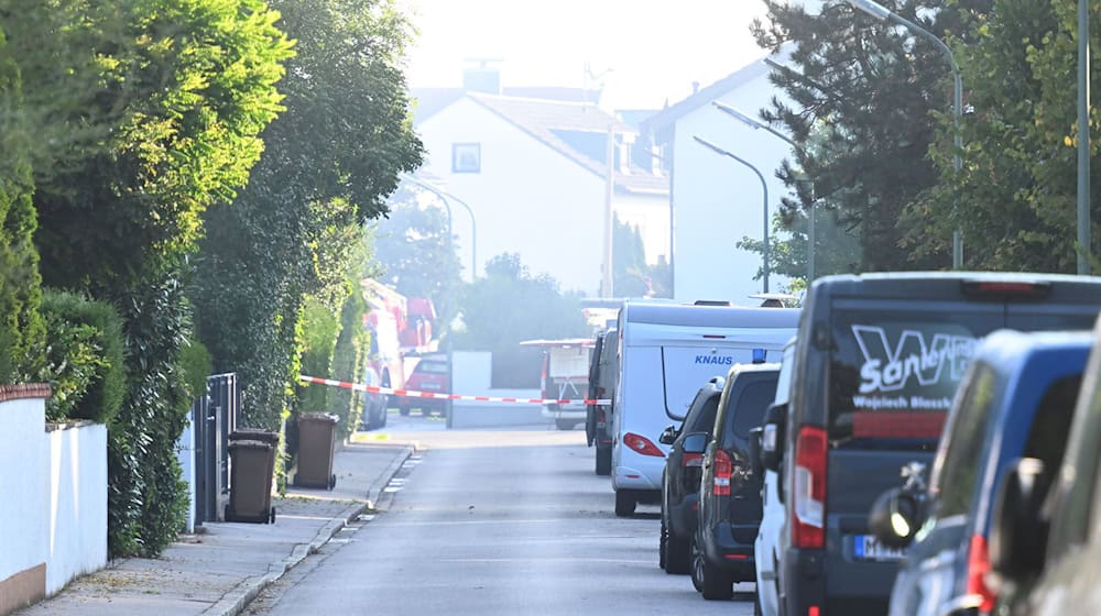 Ein Großbrand und Explosionsgeräusche haben für einen Großeinsatz gesorgt - mit weitreichenden Folgen. / Foto: Felix Hörhager/dpa