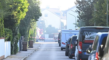Ein Großbrand und Explosionsgeräusche haben für einen Großeinsatz gesorgt - mit weitreichenden Folgen. / Foto: Felix Hörhager/dpa