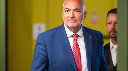 Muss wieder vor Gericht: der ehemalige CDU-Bundestagsabgeordnete Axel Fischer. / Foto: Peter Kneffel/dpa