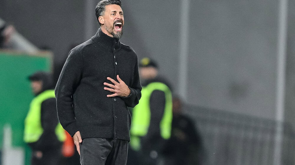 Kann er Krisenmanager? Augsburgs Trainer Sandro Wagner. / Foto: Harry Langer/dpa