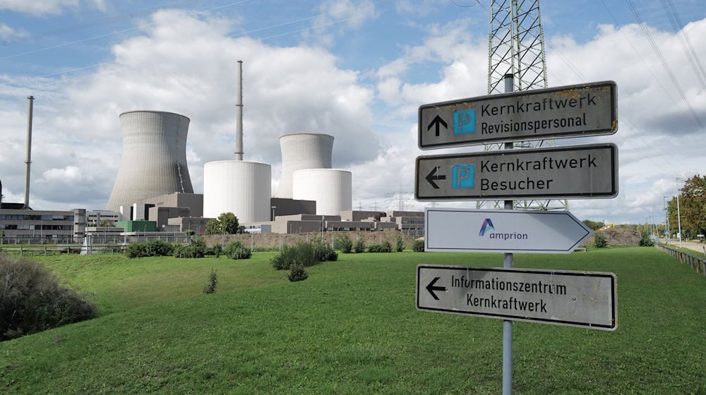 Die beiden Kühltürme des früheren Kernkraftwerks in Gundremmingen sollen am Samstag zur Mittagsstunde gesprengt werden. (Archivbild) / Foto: Ulf Vogler/dpa