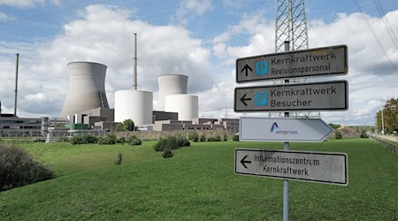 Die beiden Kühltürme des früheren Kernkraftwerks in Gundremmingen sollen am Samstag zur Mittagsstunde gesprengt werden. (Archivbild) / Foto: Ulf Vogler/dpa