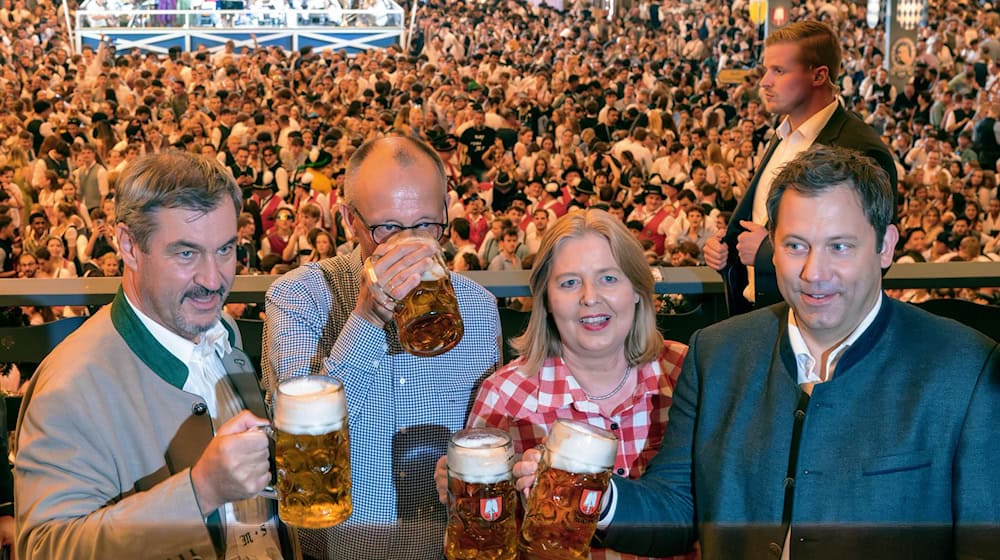 Auch wenn Markus Söder eigentlich nicht gerne Bier trinkt - fürs Foto auf dem Oktoberfest gehört auch für ihn der Maßkrug natürlich dazu. (Archivbild) / Foto: Peter Kneffel/dpa