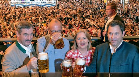 Auch wenn Markus Söder eigentlich nicht gerne Bier trinkt - fürs Foto auf dem Oktoberfest gehört auch für ihn der Maßkrug natürlich dazu. (Archivbild) / Foto: Peter Kneffel/dpa