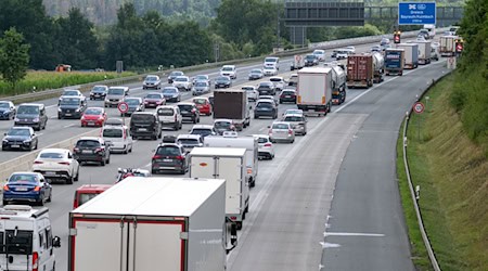 Auch am kommenden Wochenende wird es auf den bayerischen Straßen wieder eng. (Archivbild) / Foto: Pia Bayer/dpa
