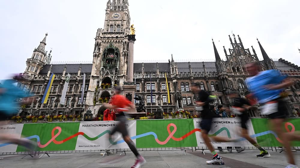 Der Münchner Marathon führte auch am Marienplatz vorbei. (Archivbild) / Foto: Felix Hörhager/dpa