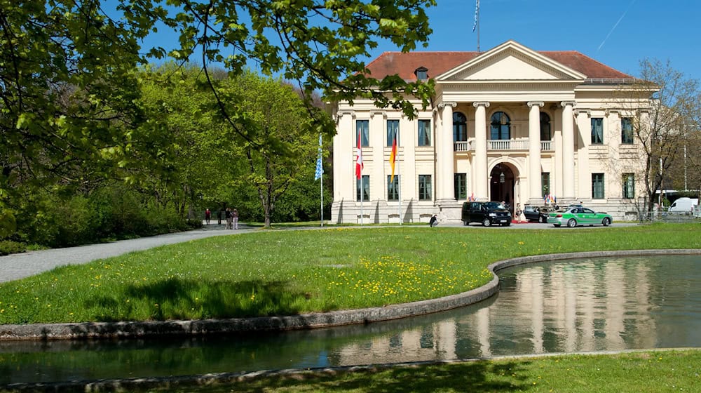 Das Prinz Carl-Palais und der Bach. Links des Gebäudes (nicht im Bild) liegt die Staatskanzlei. (Archivbild) / Foto: picture alliance / dpa