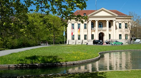 Das Prinz Carl-Palais und der Bach. Links des Gebäudes (nicht im Bild) liegt die Staatskanzlei. (Archivbild) / Foto: picture alliance / dpa
