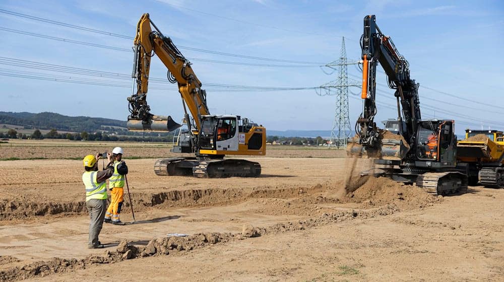 Wie hier in Niedersachsen können die Arbeiten für die Stromtrasse Suedlink nun auch zwischen Thüringen und Bayern umgesetzt werden. (Archivbild) / Foto: Michael Matthey/dpa