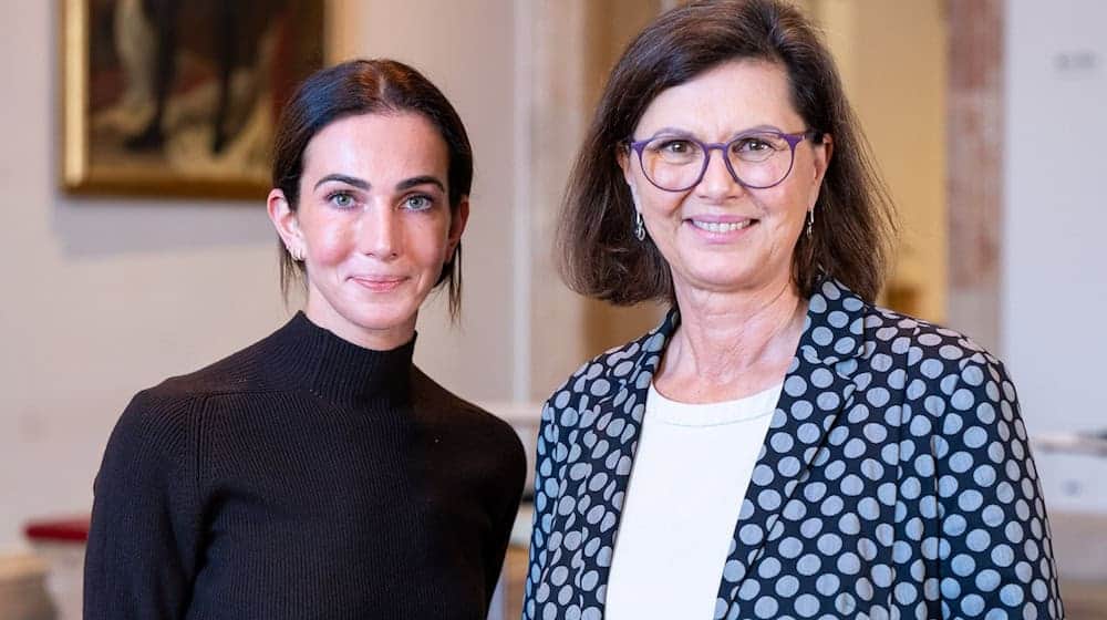 Landtagspräsidentin Ilse Aigner (r) zeigt sich begeistert von ihrer Praktikantin Lisa Müller. / Foto: Lennart Preiss/dpa