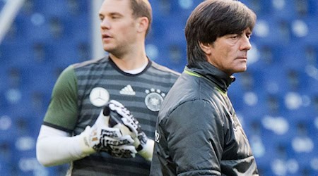 Joachim Löw (r) setzte jahrelang auf Manuel Neuer als Nummer eins. Gemeinsam wurden sie 2014 in Brasilien Weltmeister. / Foto: Julian Stratenschulte/dpa