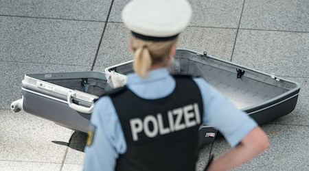 Die Bundespolizei fand in dem Koffer lediglich Kleidung und Hygieneartikel. (Symbolbild) / Foto: Armin Weigel/dpa