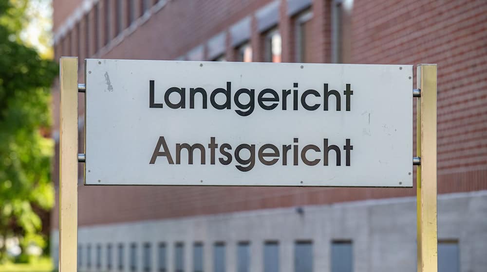 Vor dem Landgericht Landshut muss sich ein 33 Jahre alter Mann verantworten, der seine Großmutter angezündet haben soll. (Archivbild) / Foto: Armin Weigel/dpa