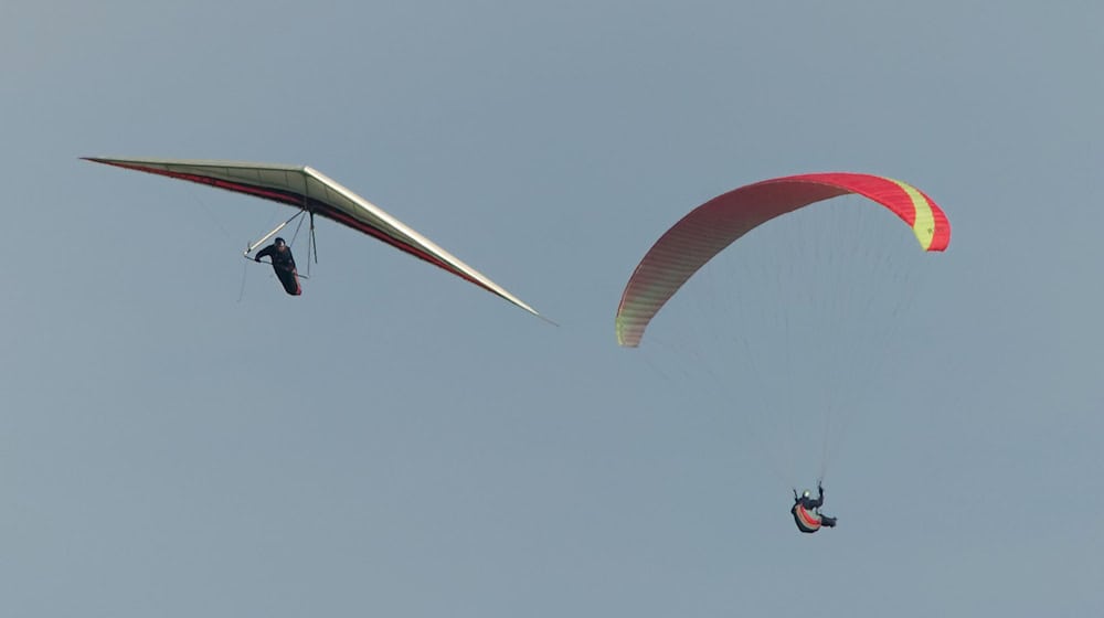 Ein Drachenflieger (links) hat in der Regel keinen Motor. (Symbolbild) / Foto: Uwe Anspach/dpa
