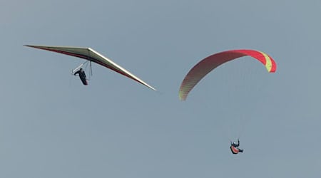 Ein Drachenflieger (links) hat in der Regel keinen Motor. (Symbolbild) / Foto: Uwe Anspach/dpa