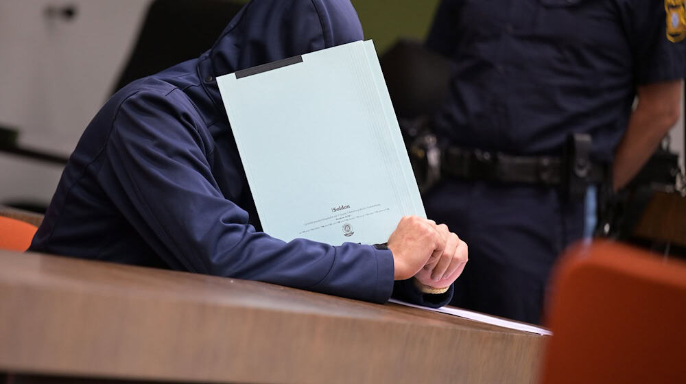 Der Angeklagte soll das Haus angezündet haben, in dem seine Ex-Freundin und der gemeinsame, damals einjährige Sohn wohnten. / Foto: Malin Wunderlich/dpa