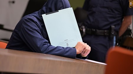Der Angeklagte soll das Haus angezündet haben, in dem seine Ex-Freundin und der gemeinsame, damals einjährige Sohn wohnten. / Foto: Malin Wunderlich/dpa