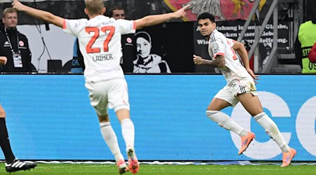 War der Matchwinner in Frankfurt: Bayerns Luis Díaz (r). / Foto: Arne Dedert/dpa
