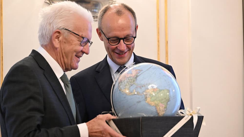 Kretschmann schenkte Merz einen Globus - weil ein Kanzler ja auch Weltpolitik mache. / Foto: Marijan Murat/dpa