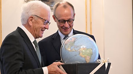 Kretschmann schenkte Merz einen Globus - weil ein Kanzler ja auch Weltpolitik mache. / Foto: Marijan Murat/dpa