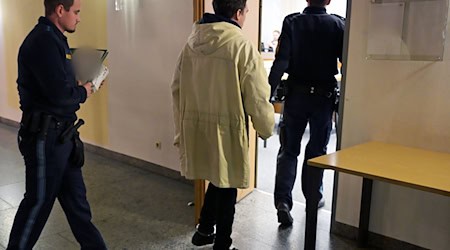 Vor dem Landgericht Landshut ist ein Pfleger angeklagt. Er soll eine Seniorin ermordet haben. / Foto: Malin Wunderlich/dpa