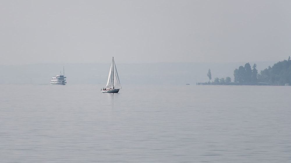 Bei dem Unfall am Samstag war eine Frau auf dem Segelboot aus Bayern gestorben. (Symbolbild) / Foto: Silas Stein/dpa