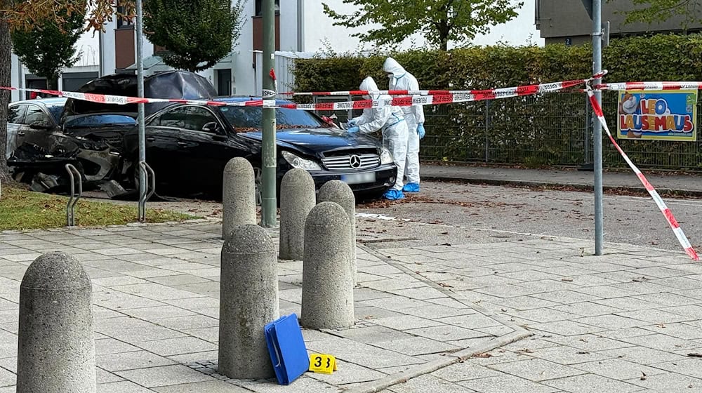 Beamte der Spurensicherung sind neben zwei ausgebrannten Autos im Einsatz. Die Polizei bittet um Zeugenhinweise. / Foto: Roland Freund/dpa