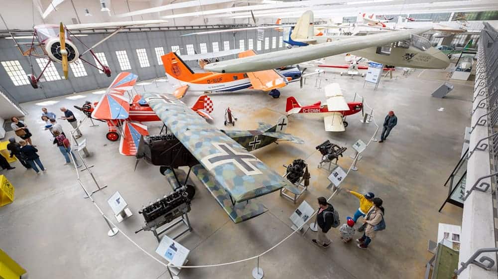Das aus den Beständen des Deutschen Museums stammende niederländische Fokker-Jagdflugzeug wurde früher in Schleißheim ausgestellt, hier im Vordergrund. (Archivbild) / Foto: Peter Kneffel/dpa