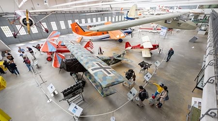 Das aus den Beständen des Deutschen Museums stammende niederländische Fokker-Jagdflugzeug wurde früher in Schleißheim ausgestellt, hier im Vordergrund. (Archivbild) / Foto: Peter Kneffel/dpa
