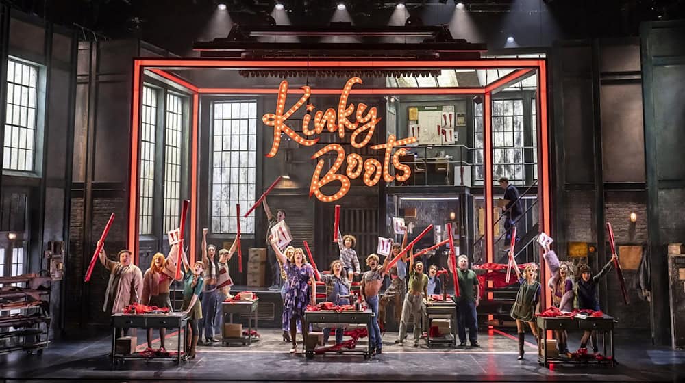 «Kinky Boots» erzählt die Geschichte von Charlie Price, der die angeschlagene Schuhfabrik seines toten Vaters erbt. / Foto: Johan Persson/ATG Entertainment/dpa