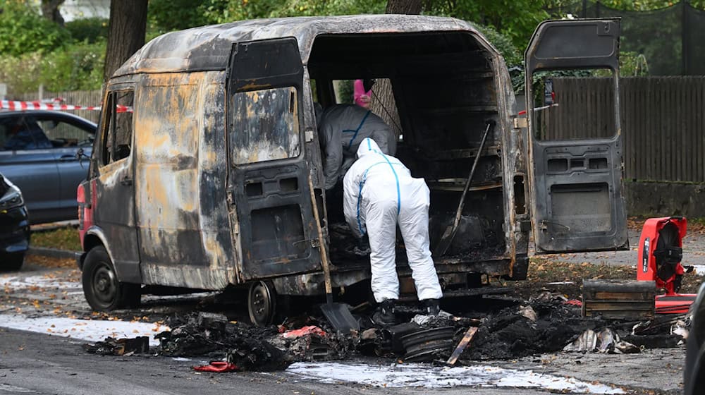 Mehrere Autos wurden angezündet (Archivbild). / Foto: Felix Hörhager/dpa