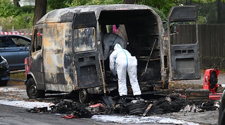 Mehrere Autos wurden angezündet (Archivbild). / Foto: Felix Hörhager/dpa
