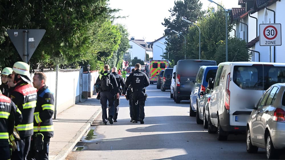 Mit einem Großaufgebot waren Rettungskräfte in der sonst eher ruhigen Wohngegend im Einsatz.  / Foto: Felix Hörhager/dpa