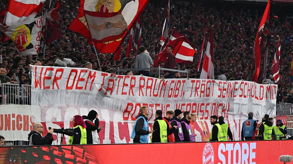 Bayern-Fans entrollten beim Duell gegen Dortmund ein Transparent gegen Ex-Profi Jérôme Boateng. / Foto: Sven Hoppe/dpa post-slider