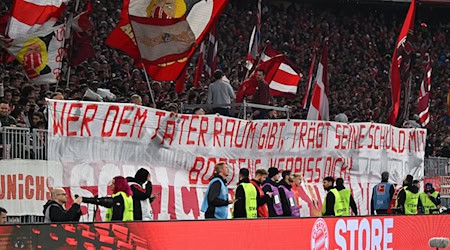 Bayern-Fans entrollten beim Duell gegen Dortmund ein Transparent gegen Ex-Profi Jérôme Boateng. / Foto: Sven Hoppe/dpa Bayern-Fans entrollten beim Duell gegen Dortmund ein Transparent gegen Ex-Profi Jérôme Boateng. / Foto: Sven Hoppe/dpa