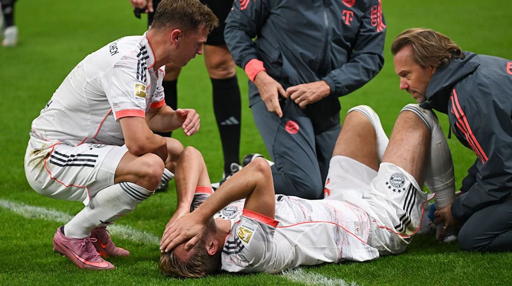 Harry Kane hat sich beim Bayern-Sieg in Frankfurt offenbar nicht schwerer verletzt. / Foto: Arne Dedert/dpa