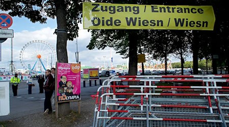 Stundenlang konnten Besucher das Wiesngelände nicht betreten.  / Foto: Michael Faulhaber/dpa