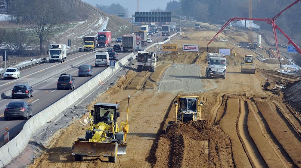 Baustellen erfordern nicht nur von Autofahrern viel Geduld, sie kosten auch viel Geld. (Archivbild) / Foto: Stefan Puchner/dpa