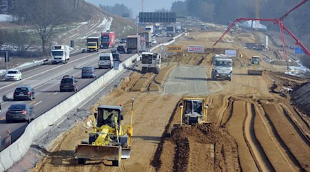 Baustellen erfordern nicht nur von Autofahrern viel Geduld, sie kosten auch viel Geld. (Archivbild) / Foto: Stefan Puchner/dpa