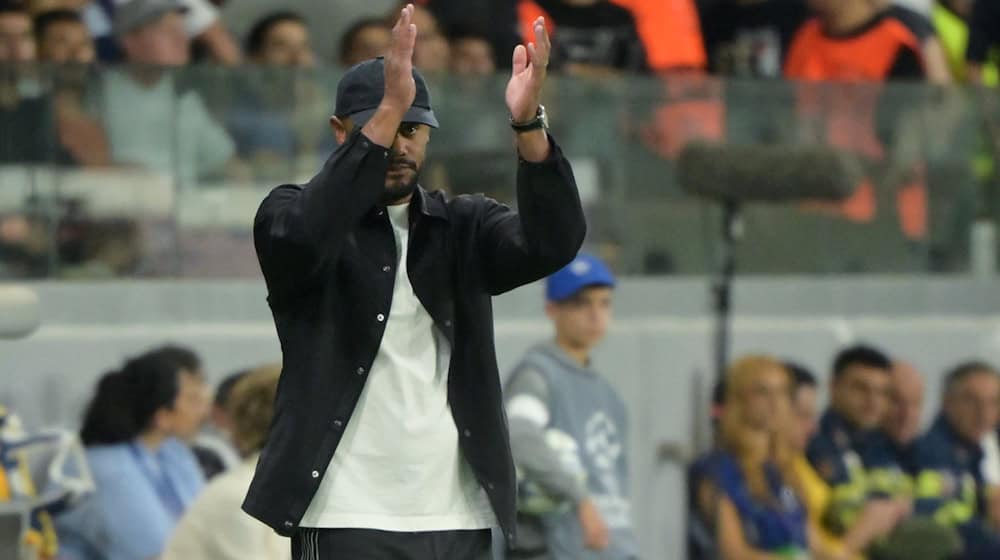 Vincent Kompany applaudiert seiner Mannschaft beim 5:1 gegen Pafos. / Foto: Peter Kneffel/dpa
