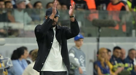 Vincent Kompany applaudiert seiner Mannschaft beim 5:1 gegen Pafos. / Foto: Peter Kneffel/dpa