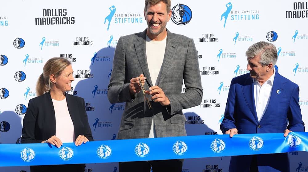Dirk Nowitzki bei der Einweihung des Courts in Würzburg. / Foto: Karl-Josef Hildenbrand/dpa