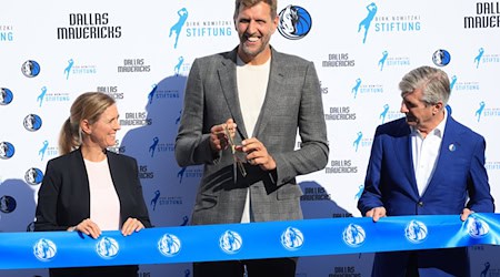 Dirk Nowitzki bei der Einweihung des Courts in Würzburg. / Foto: Karl-Josef Hildenbrand/dpa