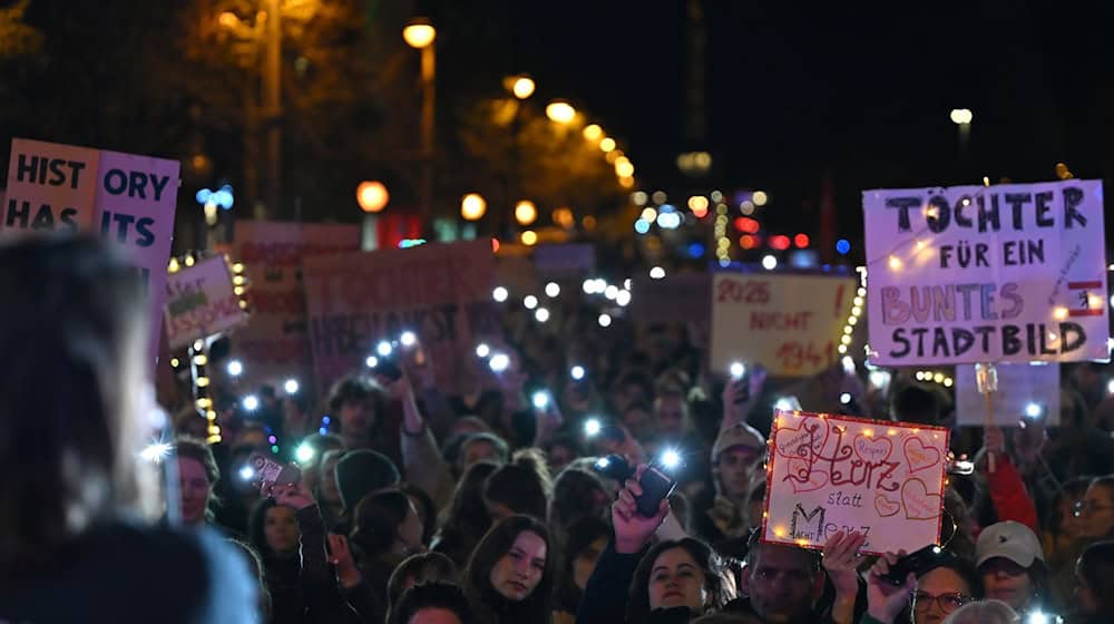 Laut Polizei kamen rund 2.000 Menschen zu einer Demonstration in Berlin.  / Foto: Lilli Förter/dpa