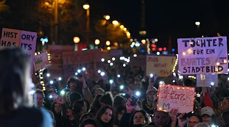 Laut Polizei kamen rund 2.000 Menschen zu einer Demonstration in Berlin.  / Foto: Lilli Förter/dpa