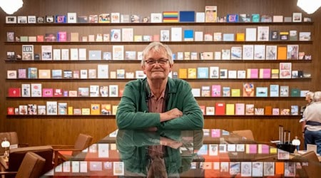 In rund 250 Fotobuchprojekten dokumentiert Parr seit den 1980er-Jahren mit Humor und kritischem Blick die Welt zwischen Protz und Kitsch, Fast Food und High Fashion.  / Foto: Daniel Karmann/dpa