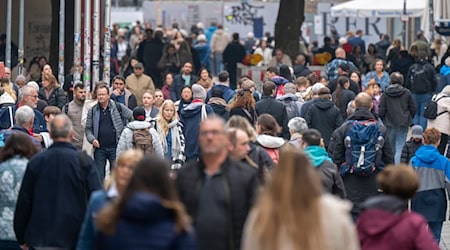 Passanten in der Münchner Fußgängerzone - in einem bisher schwachen Jahr hofft der Handel auf einen Endspurt. (Archivbild) / Foto: Peter Kneffel/dpa
