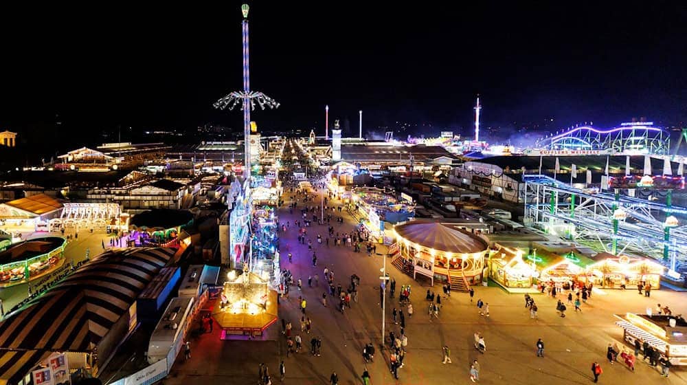 Das Münchner Oktoberfest durfte am Mittwochabend nach einer Bombendrohung wieder öffnen. / Foto: Daniel Karmann/dpa