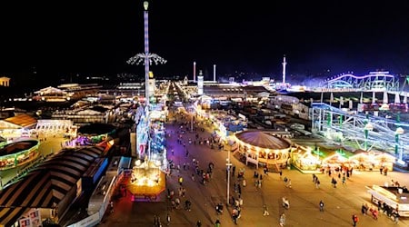 Das Münchner Oktoberfest durfte am Mittwochabend nach einer Bombendrohung wieder öffnen. / Foto: Daniel Karmann/dpa